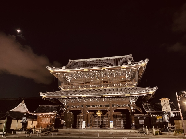 東本願寺　ライトアップ1