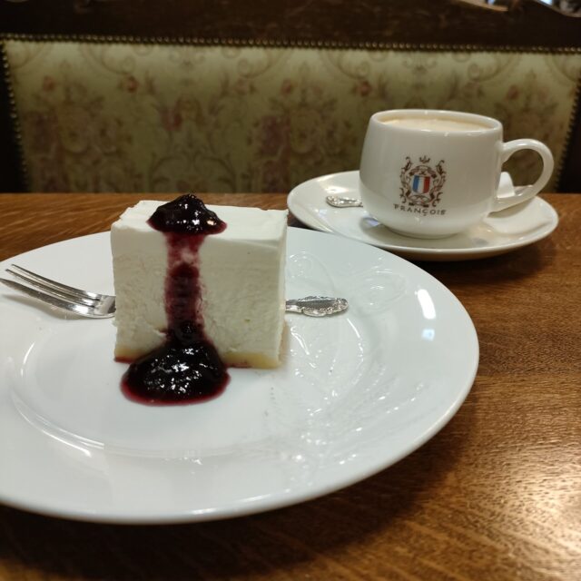 フランソワ喫茶室　レアチーズケーキとコーヒー